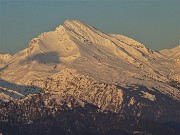 78 Zoom verso  il Pizzo Arera (2512 m) nella calda luce dell'imminente tramonto
